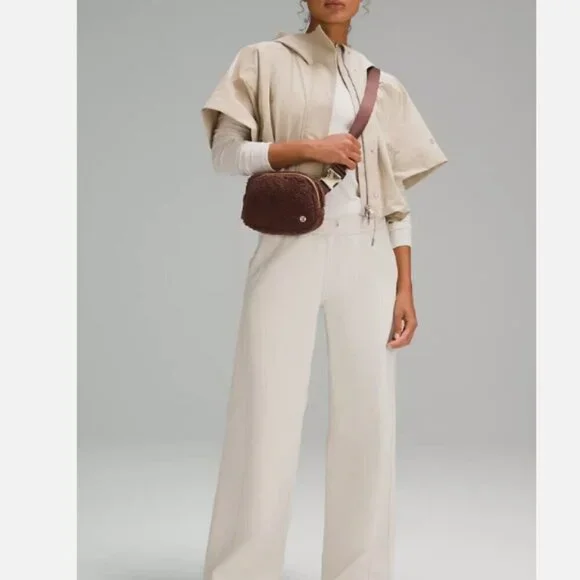 NWT Lululemon Everywhere Fleece Belt Bag Burnt Caramel - Picture 1 of 16